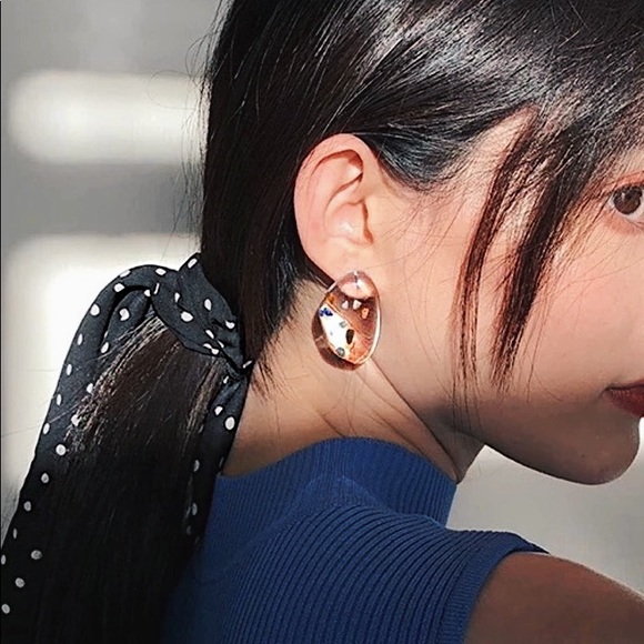 Clear acrylic earrings - Picture 2 of 8